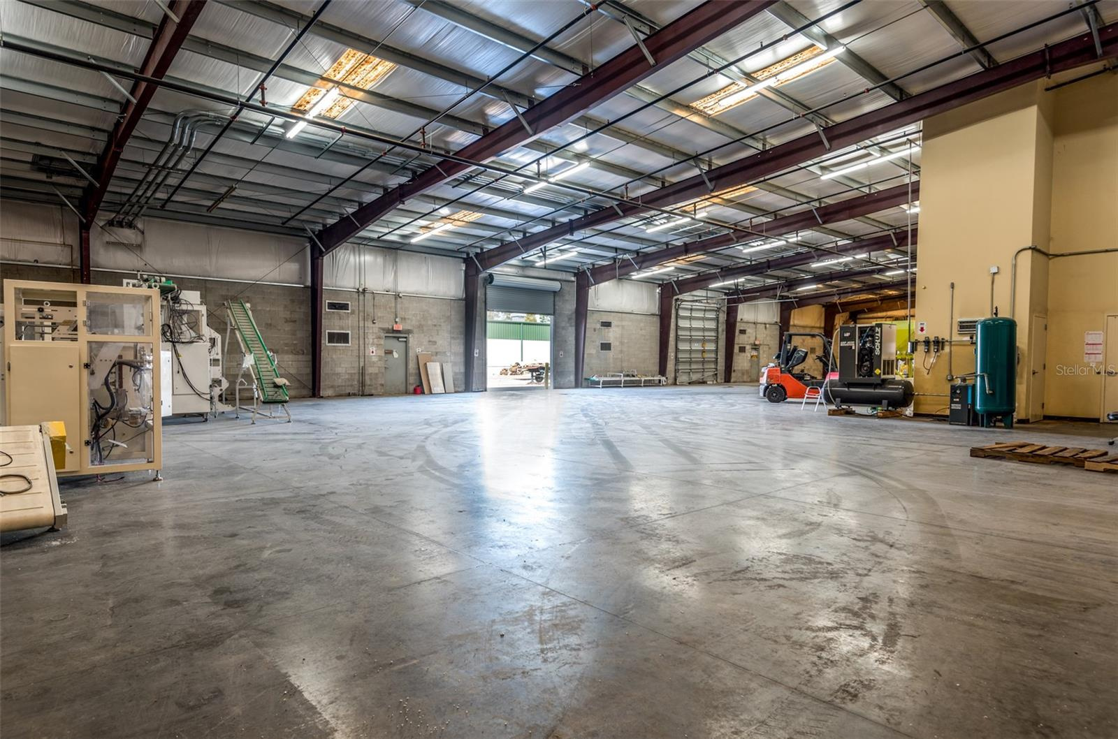 Warehouse For Sale in Kissimmee, FL - 25,000 sq ft $3,950,000