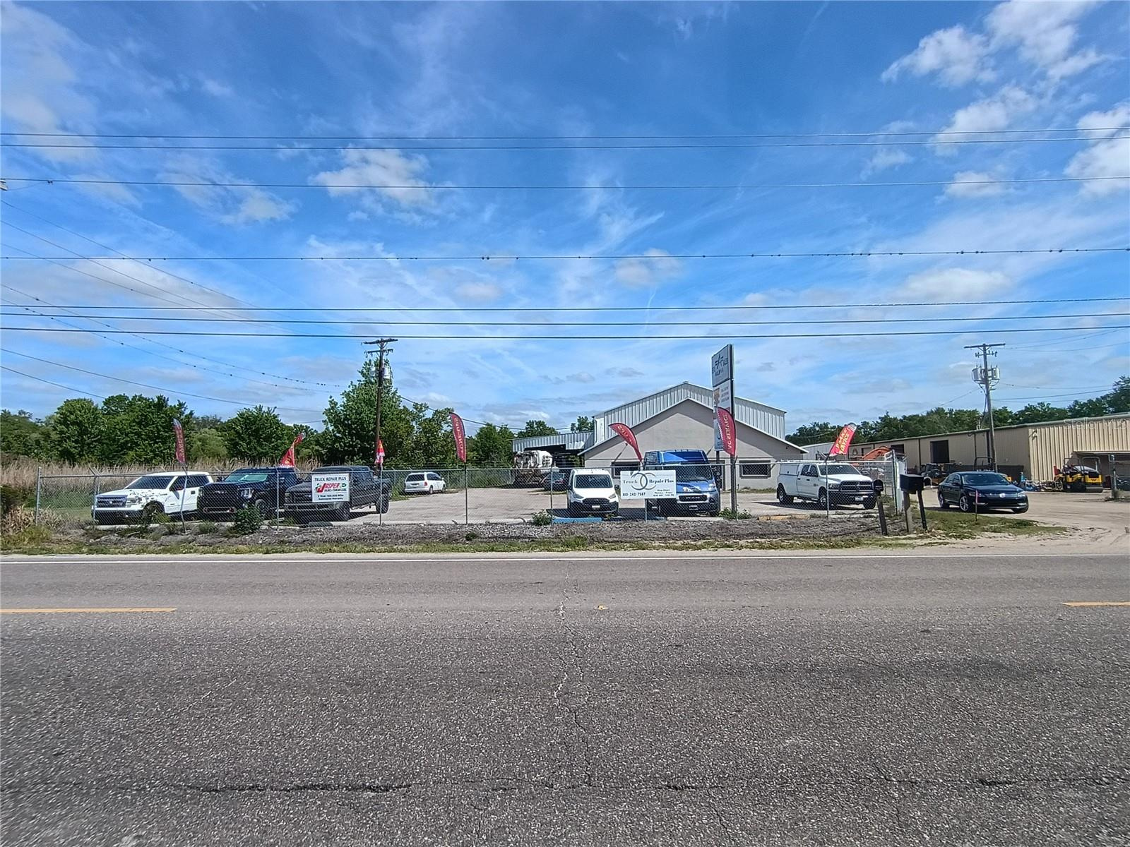 Industrial Commercial 5 acres with 3 warehouse buildings For Sale in Plant City