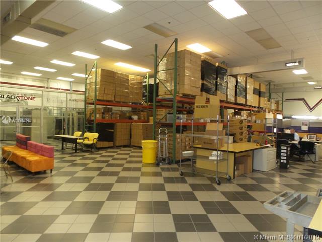 Excellent Warehouse with Office Space For Sale in Doral - 34,000 $5,900,000